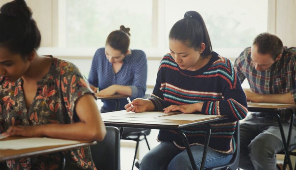 ENEM 2024 - Alunos fazendo prova em sala de aula